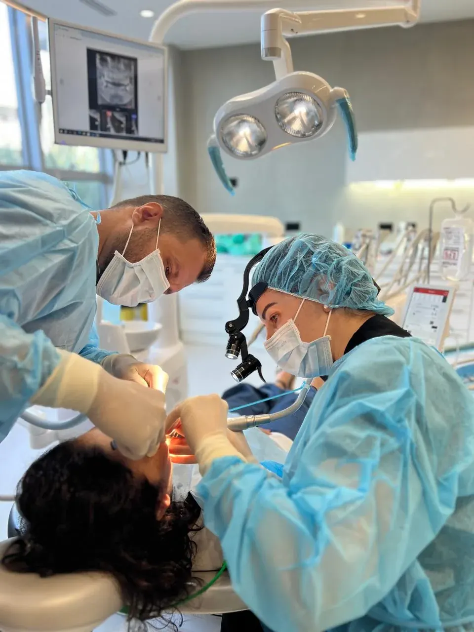 Équipe medica durante un trattamento